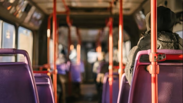 dentro de um ônibus